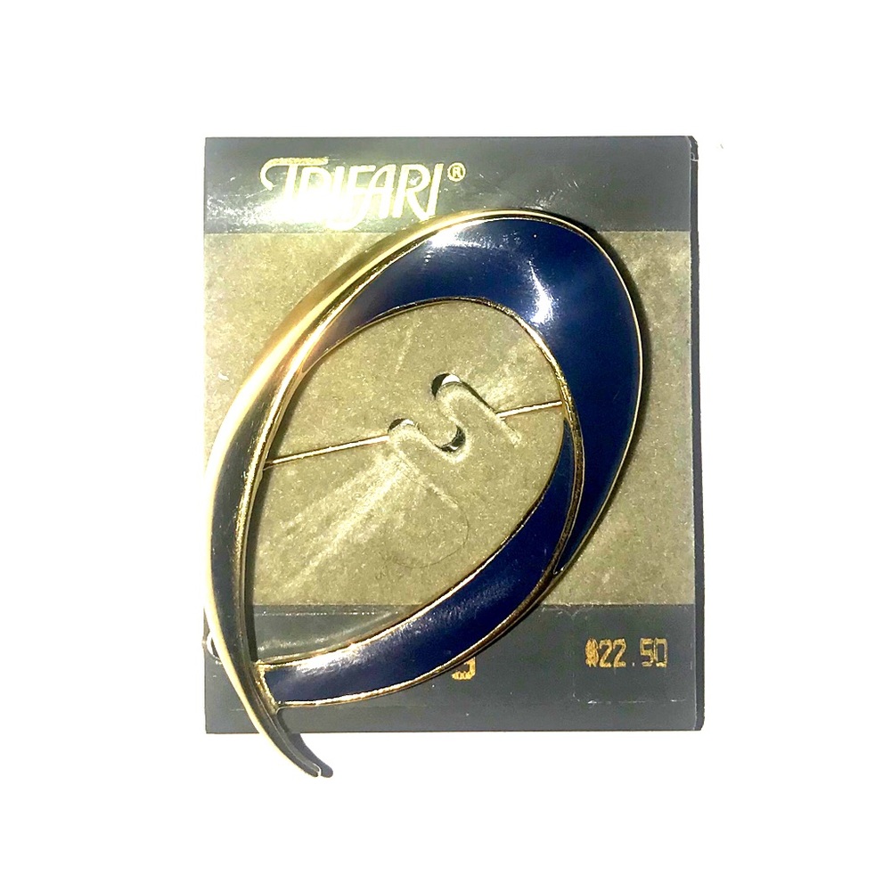 💙 Trifari Brooch